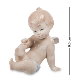 Статуэтка из фарфора Игривый мальчик Ангелочек