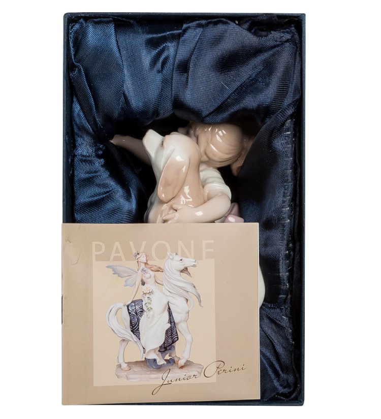 Фигурка из фарфора Девочка с собакой - Друзья Pavone JP-29/57, фотография в упаковке