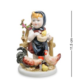 Статуэтка из фарфора девочка Хозяюшка