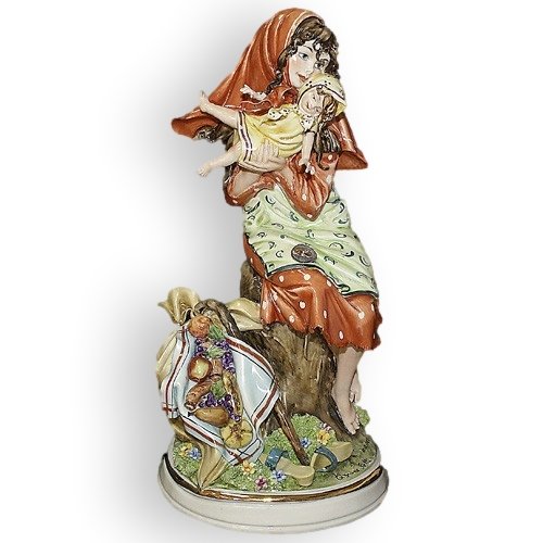 Статуэтка из фарфора Мама c ребёнком