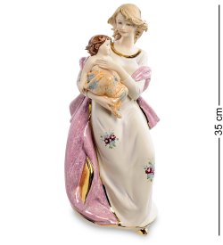 Статуэтка Мать с ребенком на руках