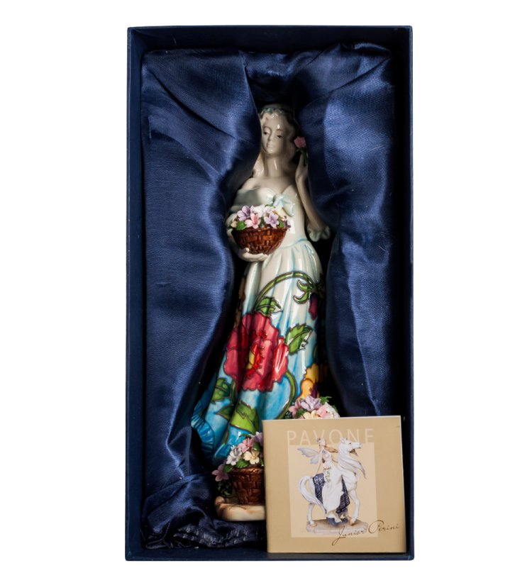 Статуэтка из фарфора Девушка цветочница Pavone JP-12/20, фотография в коробочке