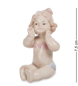 Статуэтка из фарфора Девочка сидит на пляже
