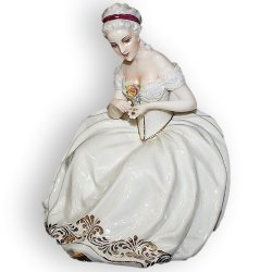 Статуэтка из фарфора Сидячая Дама с ромашкой