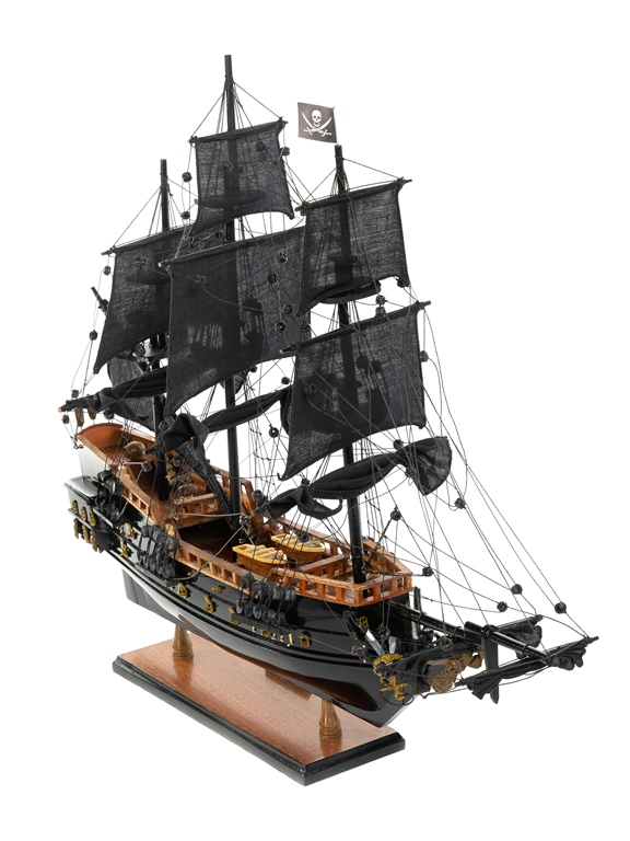 Корабль Черная Жемчужина - Модель на подставке, вид оборотной стороны