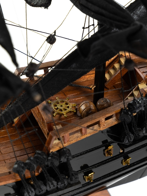 Корабль Черная Жемчужина - Модель на подставке, увеличенный вид деталей