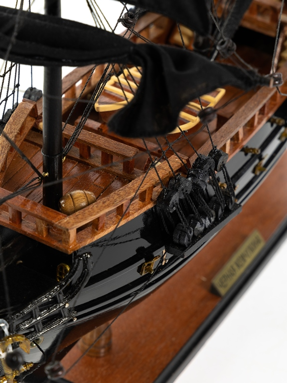 Корабль Черная Жемчужина - Модель на подставке, увеличенный вид деталей с другой стороны