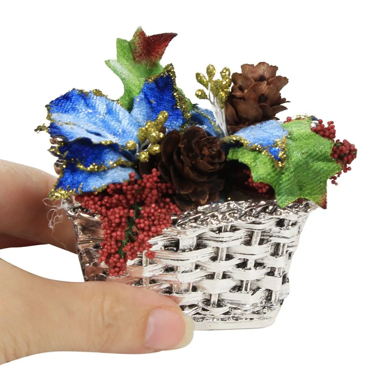 Скульптура Маленькая Корзинка рождественская квадратная Exetera Argenti 46-372166, вид в руках