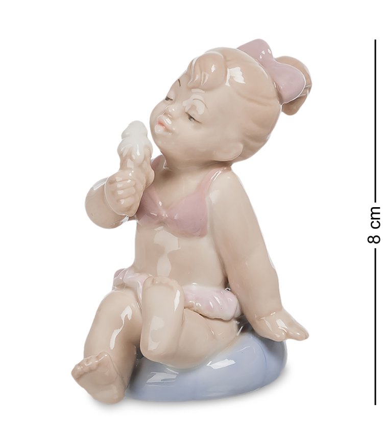 Статуэтка из фарфора Девочка сидит на пляже с мороженым Pavone JP-45/ 8