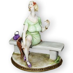 Статуэтка из фарфора Кокетка