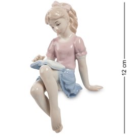 Фигурка из фарфора на полку Романтическая особа с книжкой