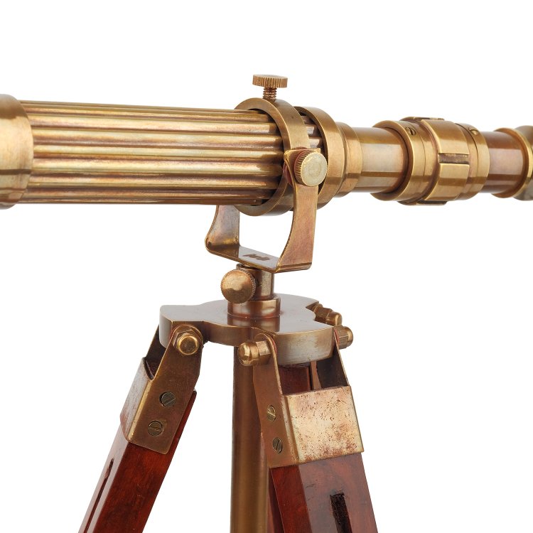 Телескоп со штативом, фотография крупным планом