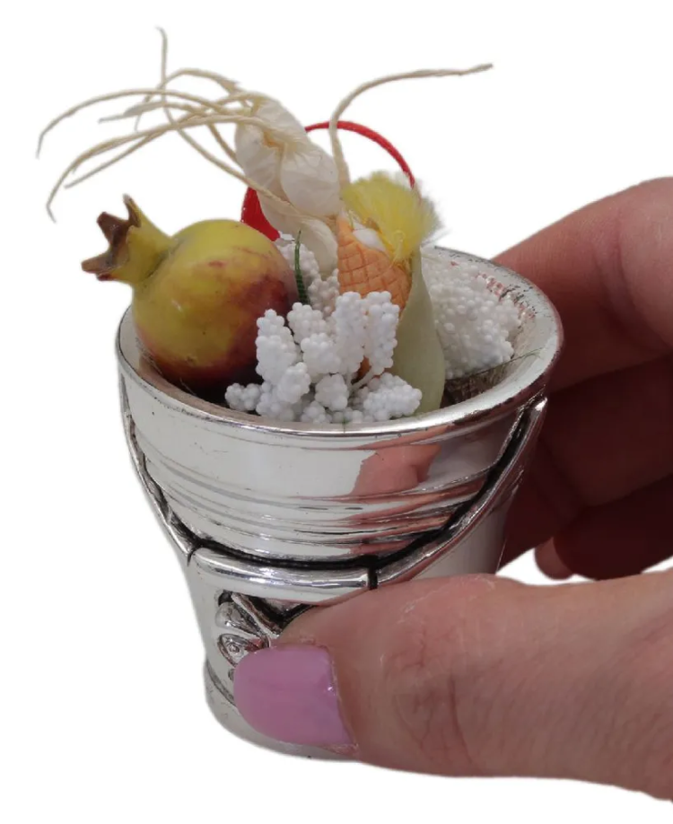 Скульптура Маленькая Ведерко с овощами Exetera Argenti 46-239440, вид в руках