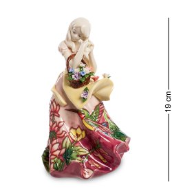 Статуэтка из фарфора Леди с корзинкой цветов