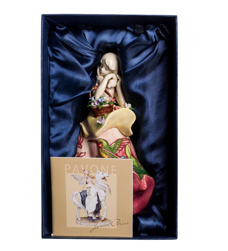 Статуэтка из фарфора Леди с корзинкой цветов Pavone JP-12/23, фотография в упаковке