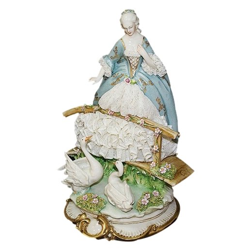Статуэтка из фарфора Дама на мостике
