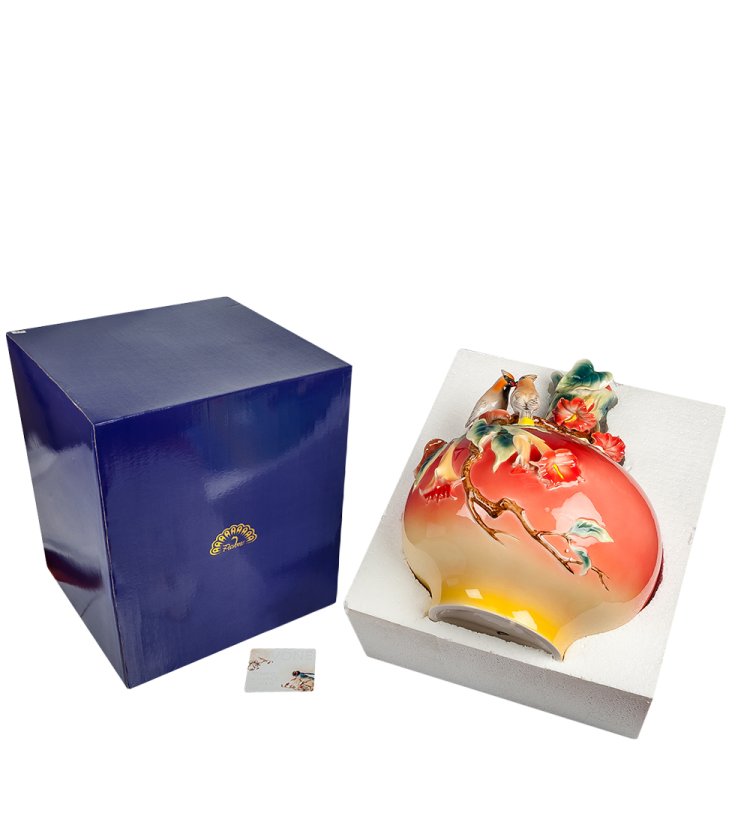 Ваза из фарфора Цветы Дурмана Pavone FM-51, фотография в упаковке