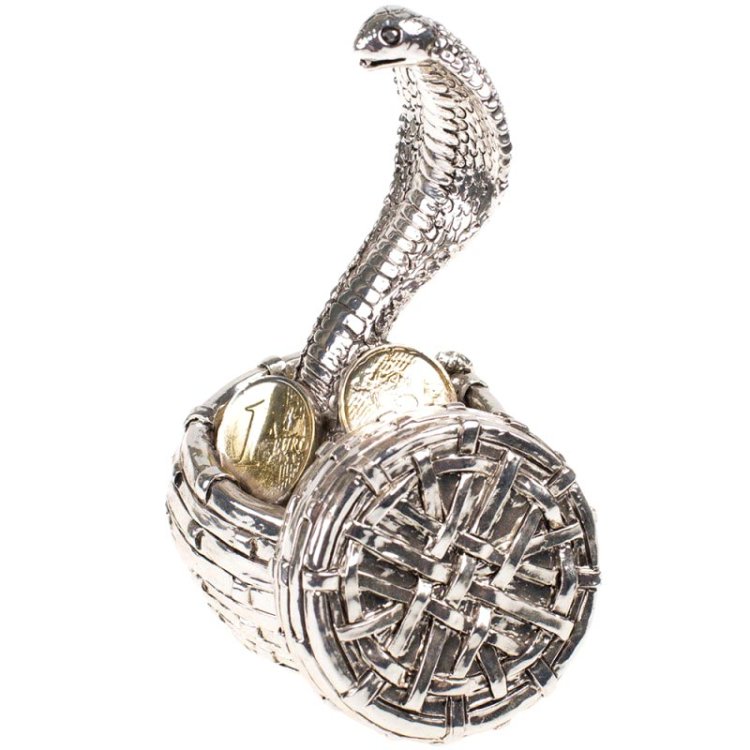 Статуэтка Кобра в корзине с монетами