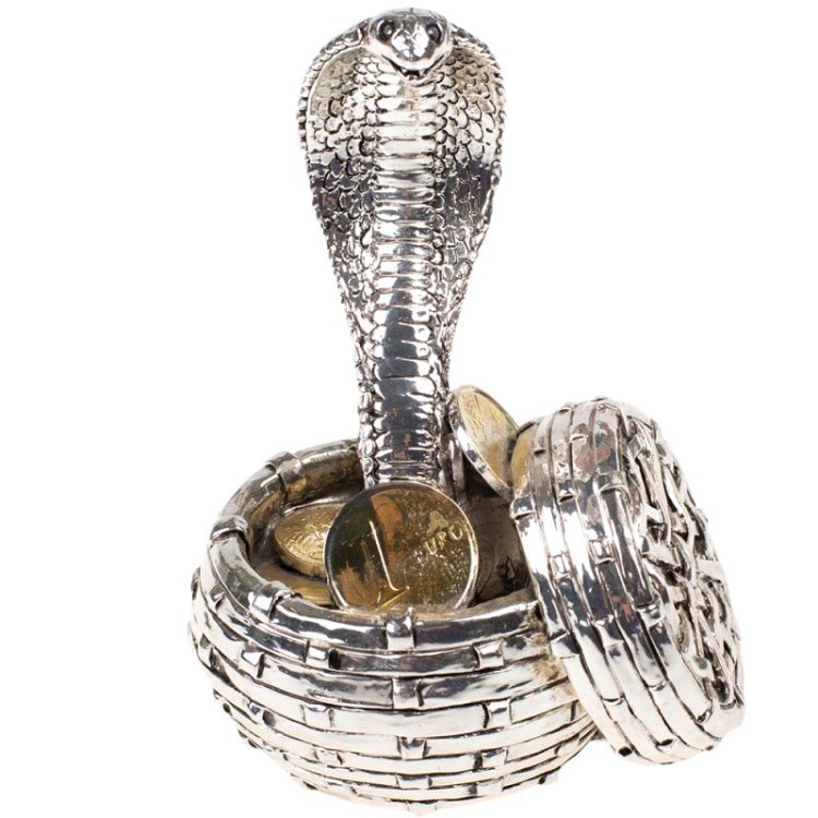 Статуэтка Кобра в корзине с монетами