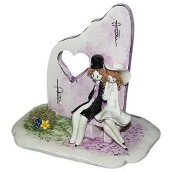 Статуэтка из фарфора Пара сидящая у розовой стены