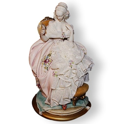Статуэтка из фарфора Дама с зеркалом на стуле