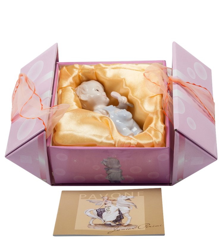 Статуэтка из фарфора Ангелочек Мальчик с леденцом Pavone JP-36/ 5, фотография в коробочке
