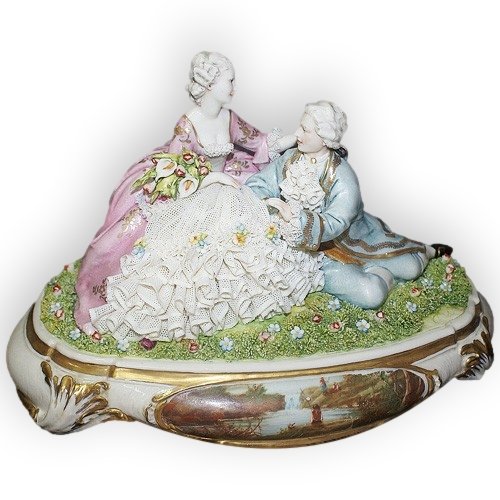 Статуэтка из фарфора Влюблённые