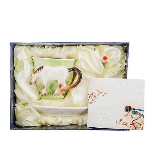 Чайная пара из фарфора с ложечкой Лошадь на поляне Pavone FM-70/ 3, упаковочный вид