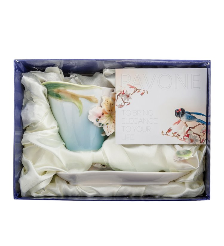 Чайная пара из фарфора с ложечкой голубая Лилия Pavone FM-01/18, фотография в упаковке