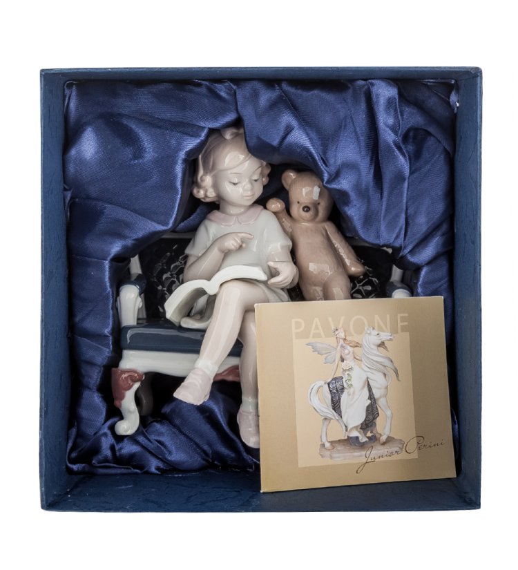 Статуэтка из фарфора Девочка читай книгу на скамейке Pavone JP-42/24, фотография в упаковке