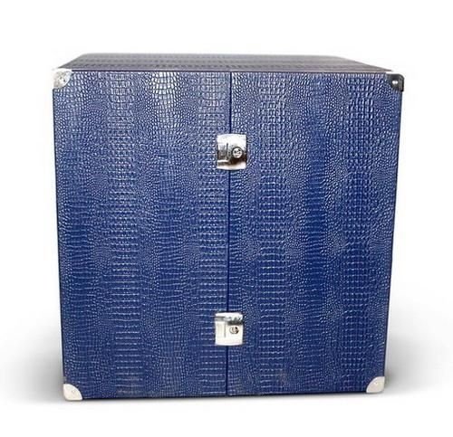 Статуэтка Орел на перчатке