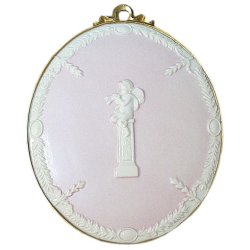 Медальон из фарфора в виде маленького барельефа Ангел с трубой