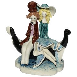 Статуэтка из фарфора Маленькая пара сидящая на гондоле