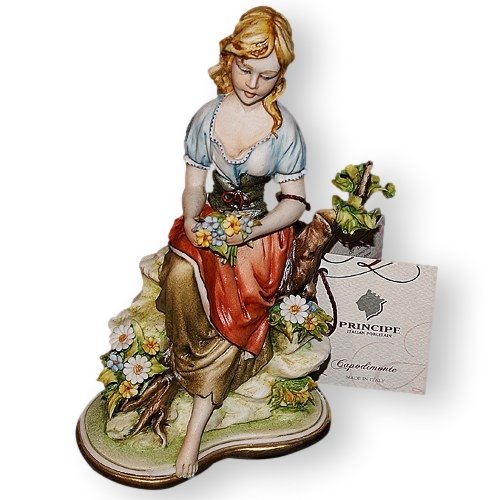 Статуэтка из фарфора Весна с цветами