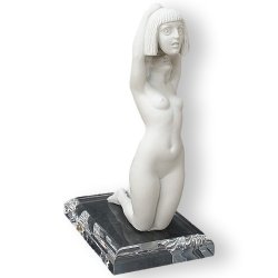 Фарфоровая статуэтка Девушка с маской на коленях