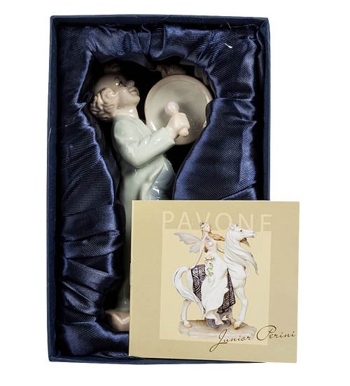 Статуэтка из фарфора Клоун с барабаном Pavone JP-19/ 6, упаковочный вид