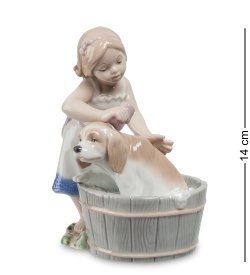 Статуэтка из фарфора Девочка купает собаку