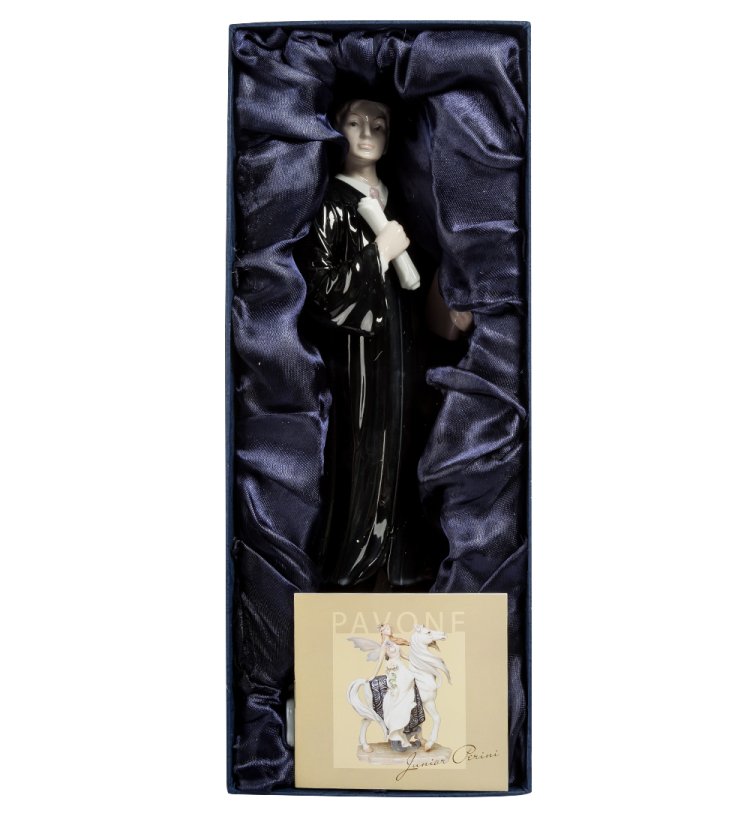 Статуэтка из фарфора Выпускник в мантии с книгой Pavone JP-53/ 5, фотография в упаковке