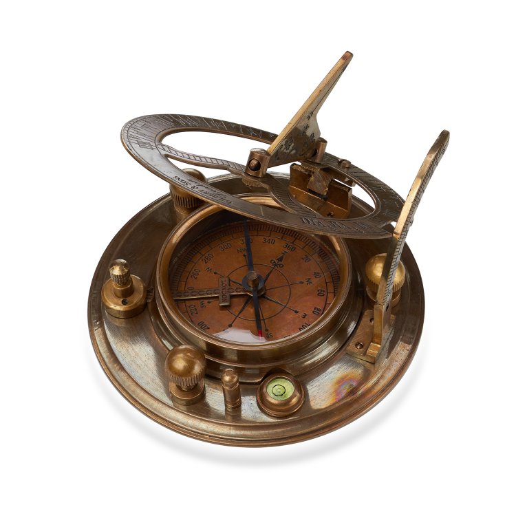 Солнечные часы с компасом Gilbert & Sons, фотография в приоткрытом виде