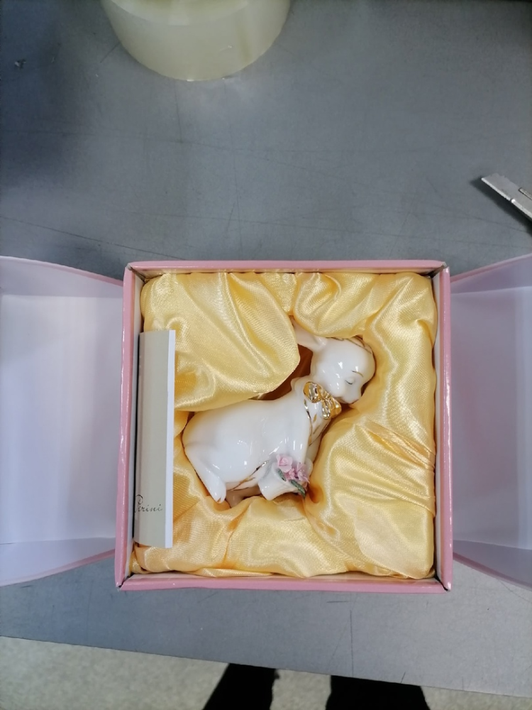 Статуэтка из фарфора Белая крольчиха с корзинкой цветов Pavone JP-31/ 3, фото со склада упаковочный вид