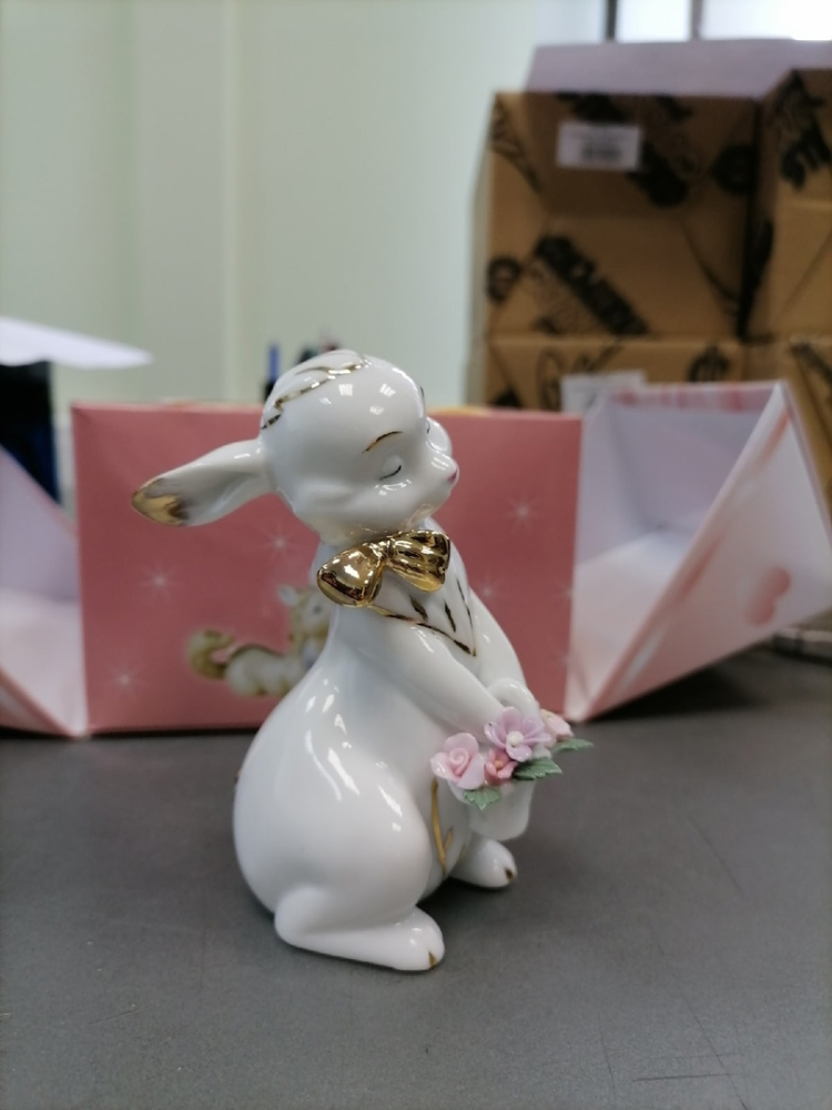 Статуэтка из фарфора Белая крольчиха с корзинкой цветов Pavone JP-31/ 3, фото со склада вид профиль