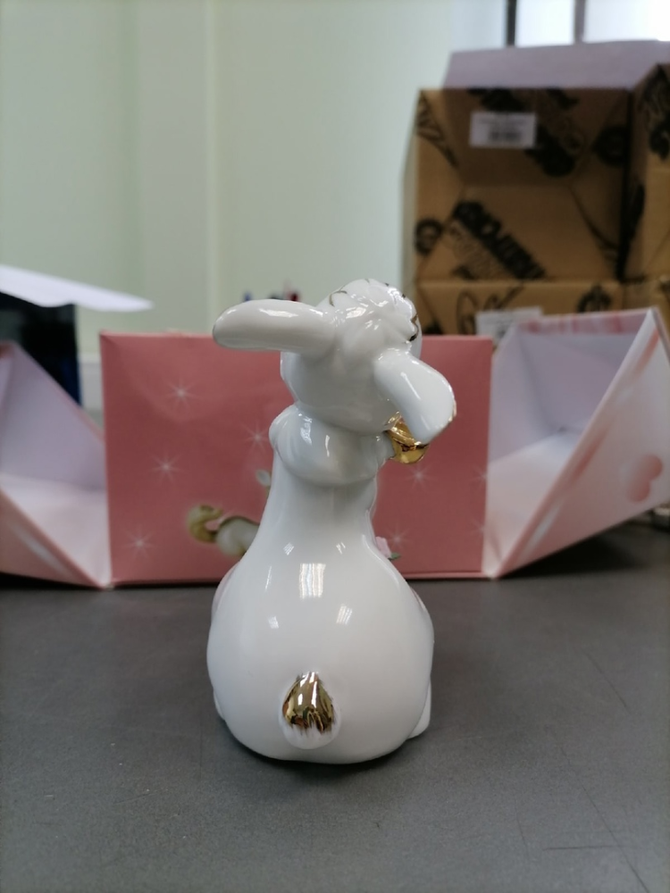 Статуэтка из фарфора Белая крольчиха с корзинкой цветов Pavone JP-31/ 3, фото со склада оборотная сторона