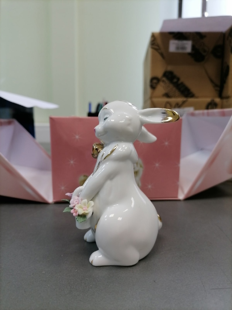 Статуэтка из фарфора Белая крольчиха с корзинкой цветов Pavone JP-31/ 3, фото со склада профиль