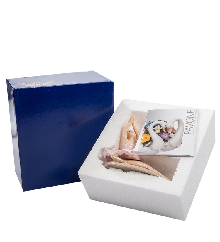 Статуэтка из фарфора Балерина на полу с поднятыми руками Pavone CMS-19/15, фотография в упаковке