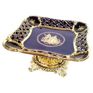 Блюдо квадратное на ножке в центр стола