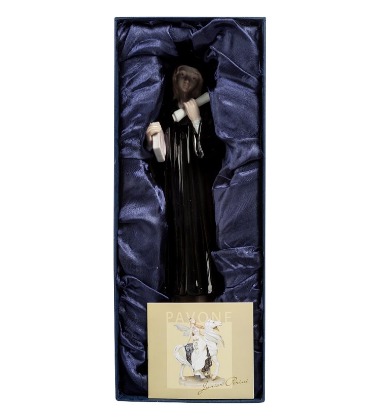 Статуэтка из фарфора Выпускница в мантии с книгой Pavone JP-53/ 6, фотография в упаковке