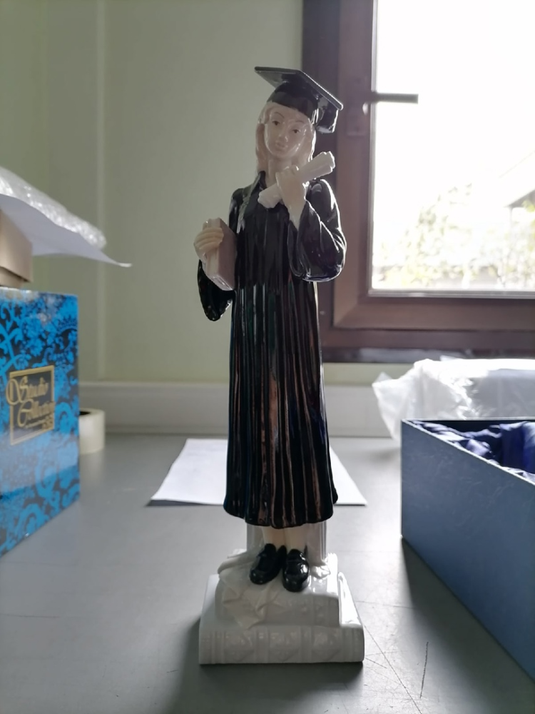 Статуэтка из фарфора Выпускница в мантии с книгой Pavone JP-53/ 6, фото со склада портретный вид