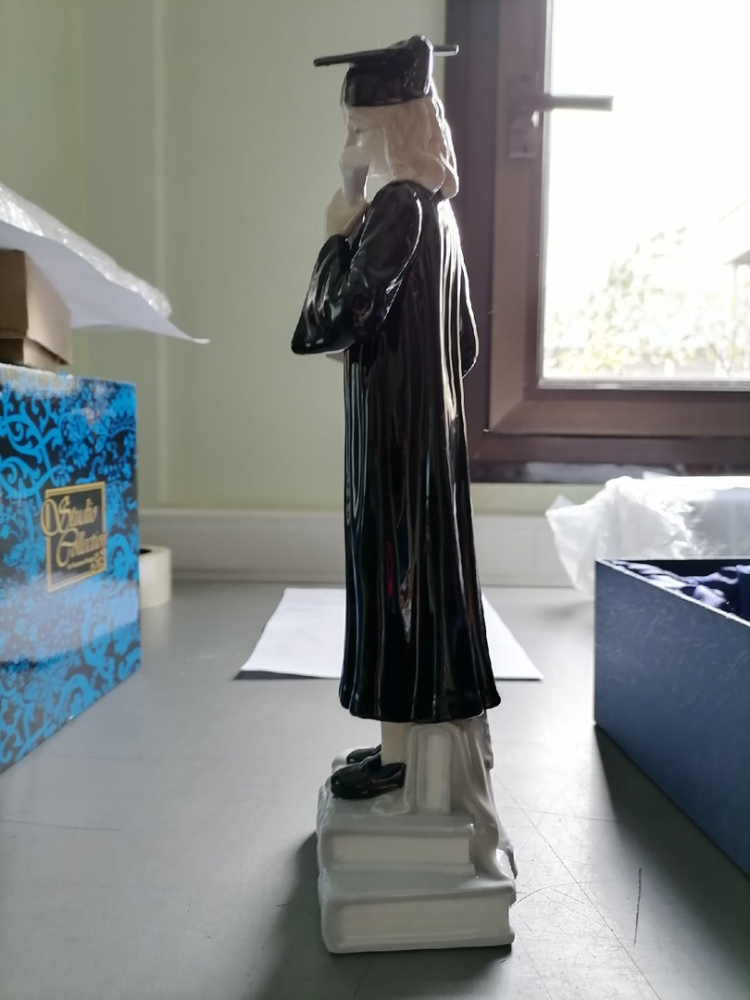 Статуэтка из фарфора Выпускница в мантии с книгой Pavone JP-53/ 6, фото со склада вид профиль