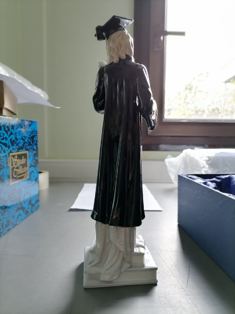 Статуэтка из фарфора Выпускница в мантии с книгой Pavone JP-53/ 6, фото со склада оборотная сторона