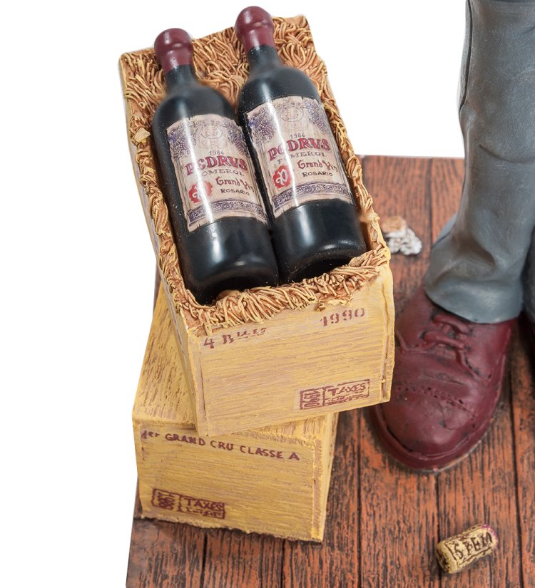 Статуэтка Сомелье ценящий вино - The Wine Taster Forchino FO-85528, увеличенный вид бутылок вина